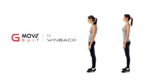 Femme qui a une mauvaise posture, se redresse pour une meilleure posture
